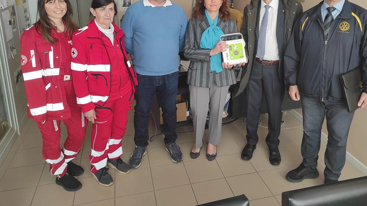 La consegna del defibrillatore nelle mani della dirigente dell’istituto d’Istruzione superiore Antonia Rizzi