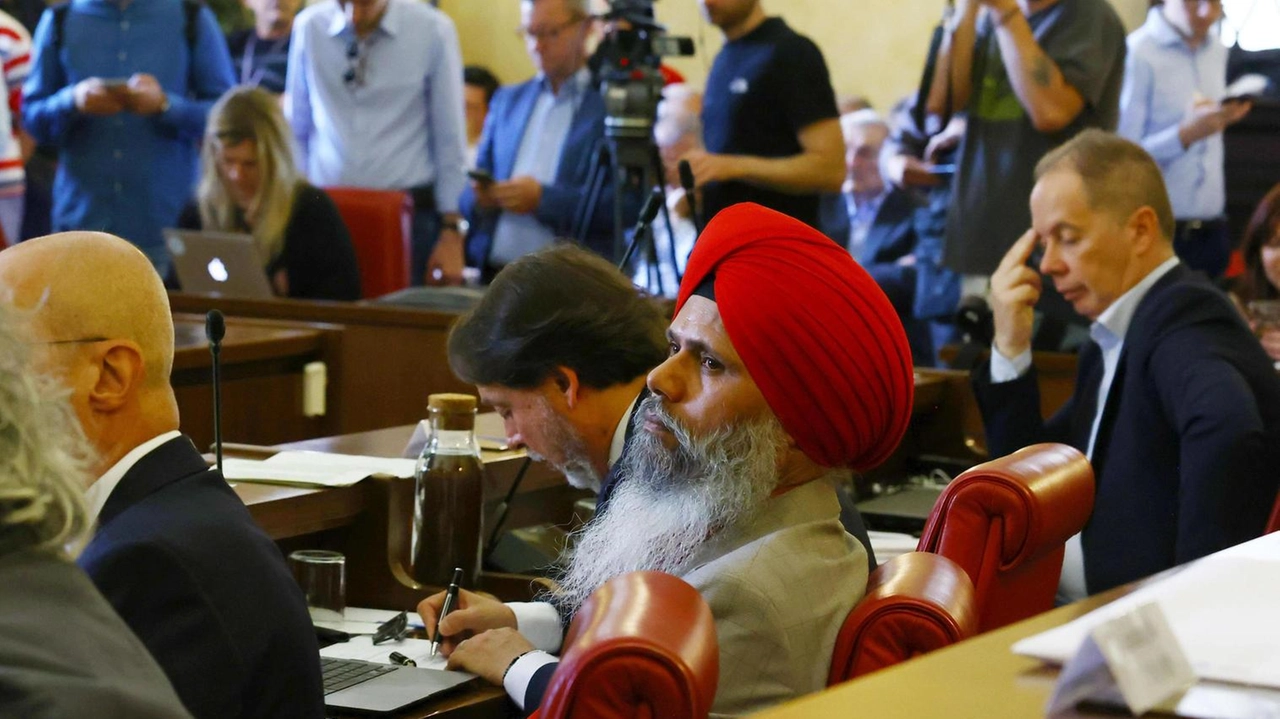 L’altroieri Balwinder Singh era regolarmente seduto sui banchi dell’opposizione in consiglio comunale. Con il braccialetto elettronico, che gli era...