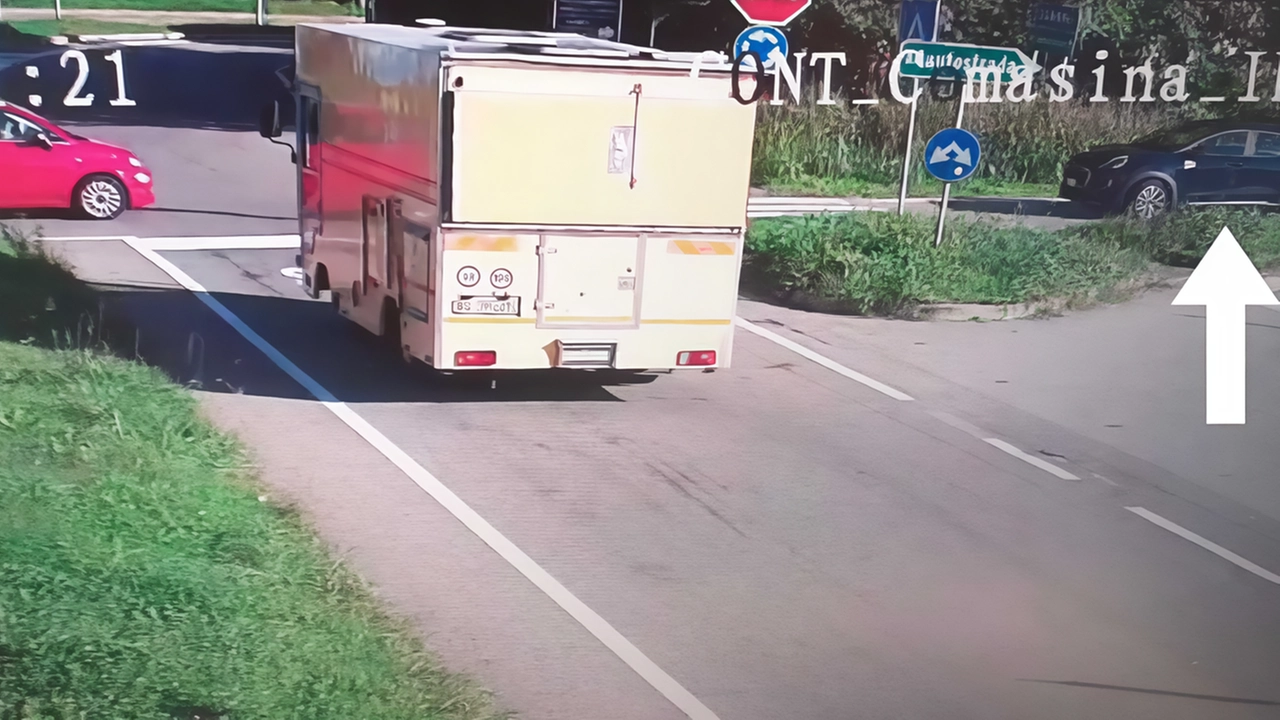 Automobilista sorpreso in contromano a Cormano: sanzione di oltre duemila euro grazie alla videosorveglianza comunale e all'intervento della polizia locale. Automobilista sorpreso in contromano a Cormano: sanzione di oltre duemila euro grazie alla videosorveglianza comunale e all'intervento della polizia locale.