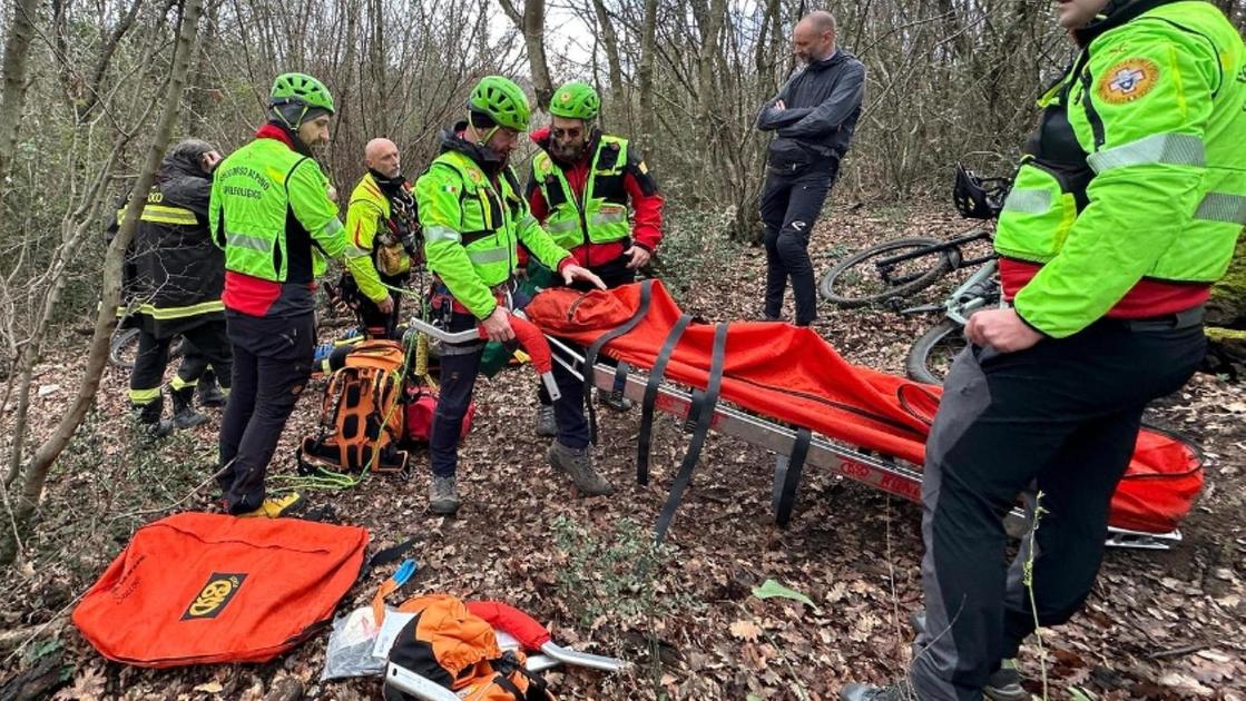 Sale sull’albero per potarlo. Cade e perde la vita a 81 anni