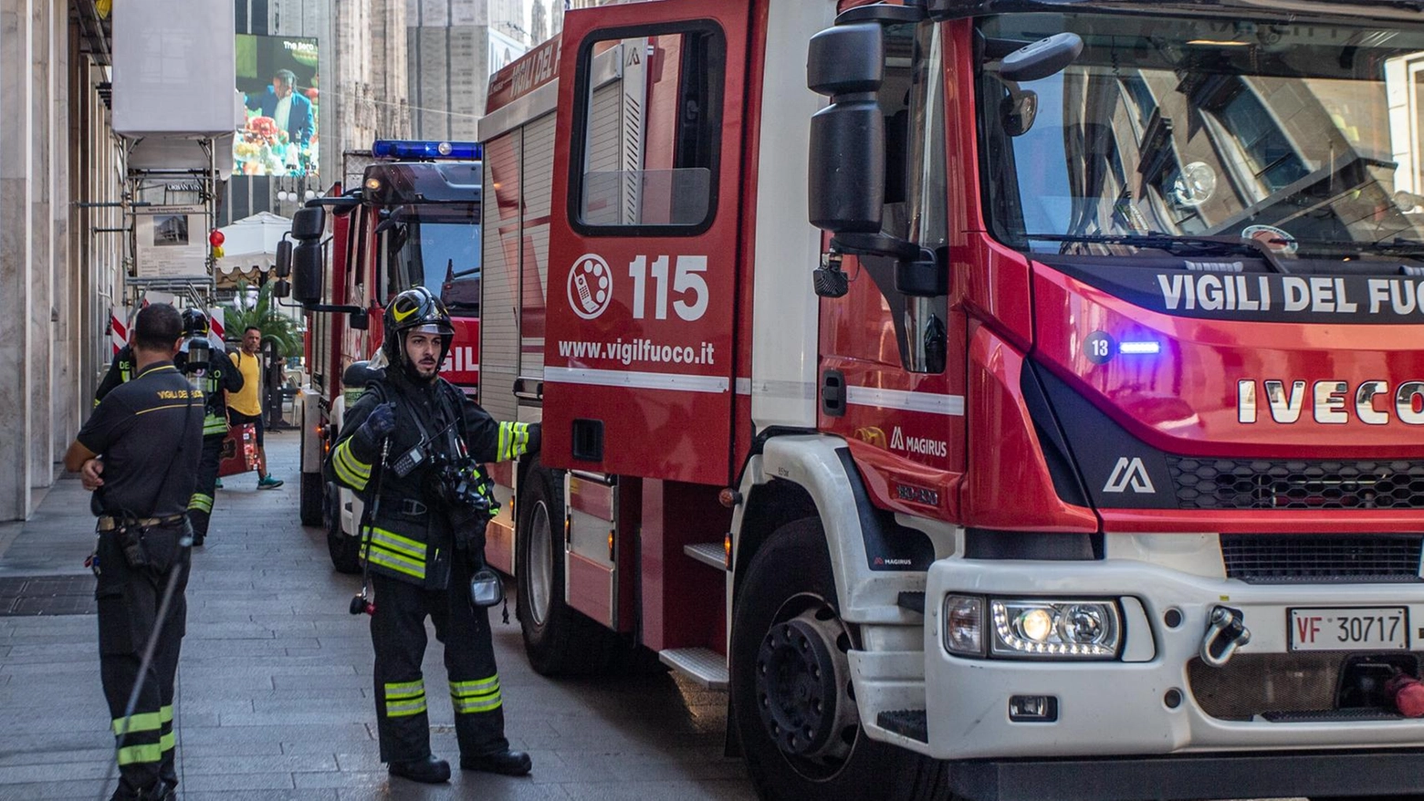 Venti forti a Milano causano danni e infortuni: vigili del fuoco impegnati in numerosi interventi per cadute di rami, cornicioni e incidenti sul lavoro. Situazione monitorata attentamente.