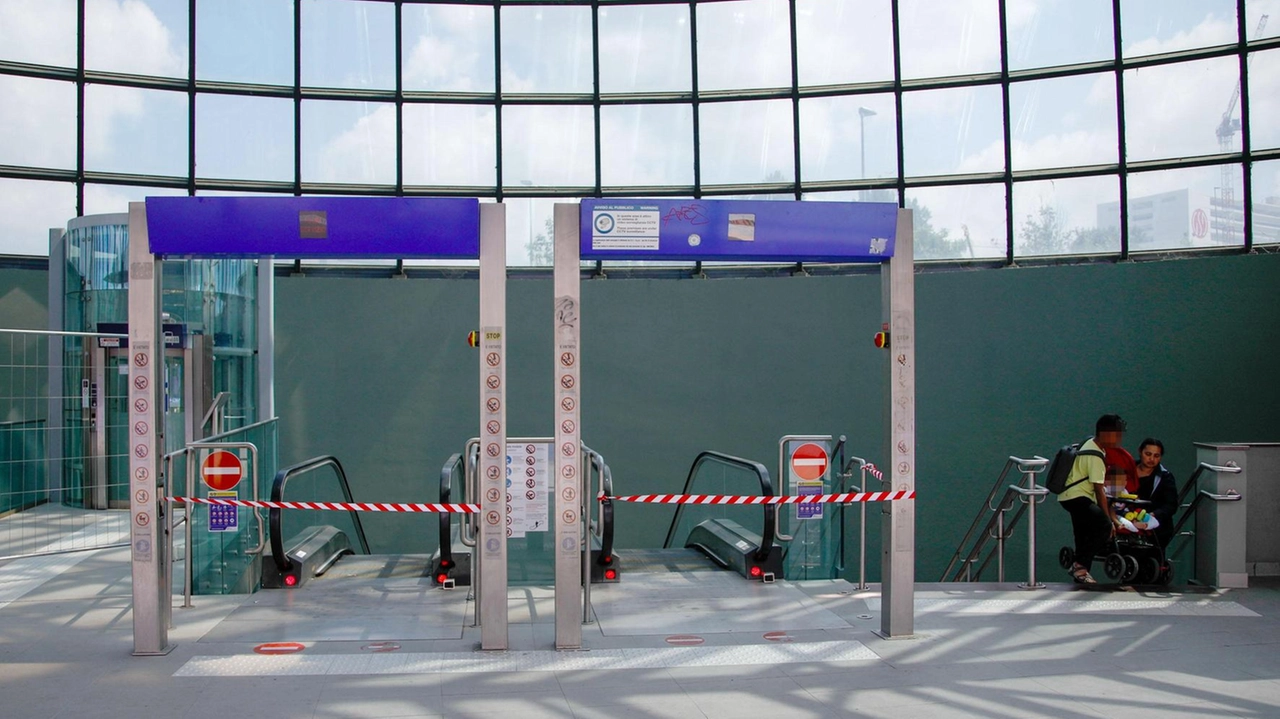 Disagio per i passeggeri che passano per la stazione dei treni e della metropolitana di Rho Fiera. I pendolari: "Questa situazione va avanti da diversi mesi, a nulla sono servite le segnalazioni...". Disagio per i passeggeri che passano per la stazione dei treni e della metropolitana di Rho Fiera. I pendolari: "Questa situazione va avanti da diversi mesi, a nulla sono servite le segnalazioni...".