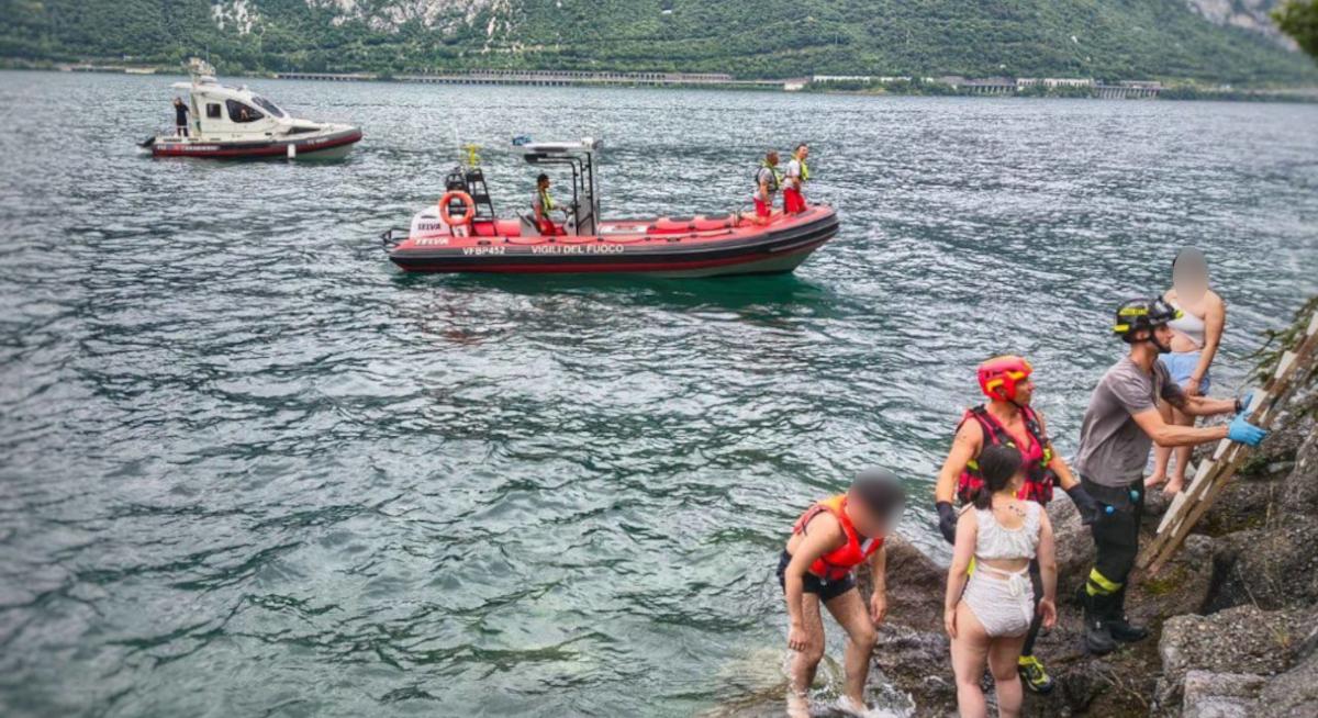 Lecco, 5 turisti cinesi in balia del lago grosso: salvati dai vigili del fuoco Lecco, 5 turisti cinesi in balia del lago grosso: salvati dai vigili del fuoco