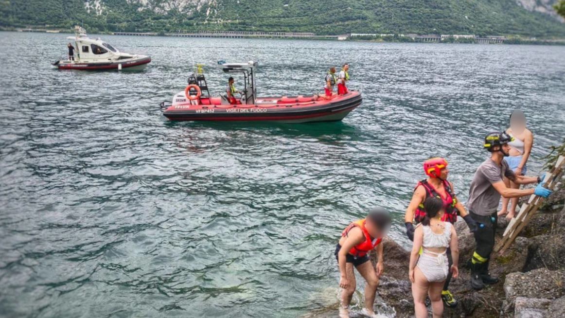 Lecco, 5 turisti cinesi in balia del lago grosso: salvati dai vigili del fuoco
