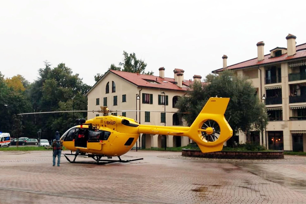 Soccorritori ed elisoccorso intervenuti a Osnago per portare al più presto in ospedale il bimbo