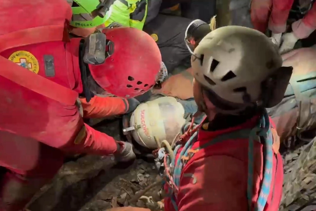 La barella con la speleologa Ottavia Piana portata fuori dalla grotta nell'Abisso Bueno Fonteno