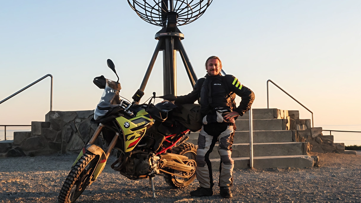 Il fotografo Michael Minelli ha impiegato 13 giorni per percorrere in moto 5.300 km guidando per circa 12 ore al giorno Il fotografo Michael Minelli ha impiegato 13 giorni per percorrere in moto 5.300 km guidando per circa 12 ore al giorno