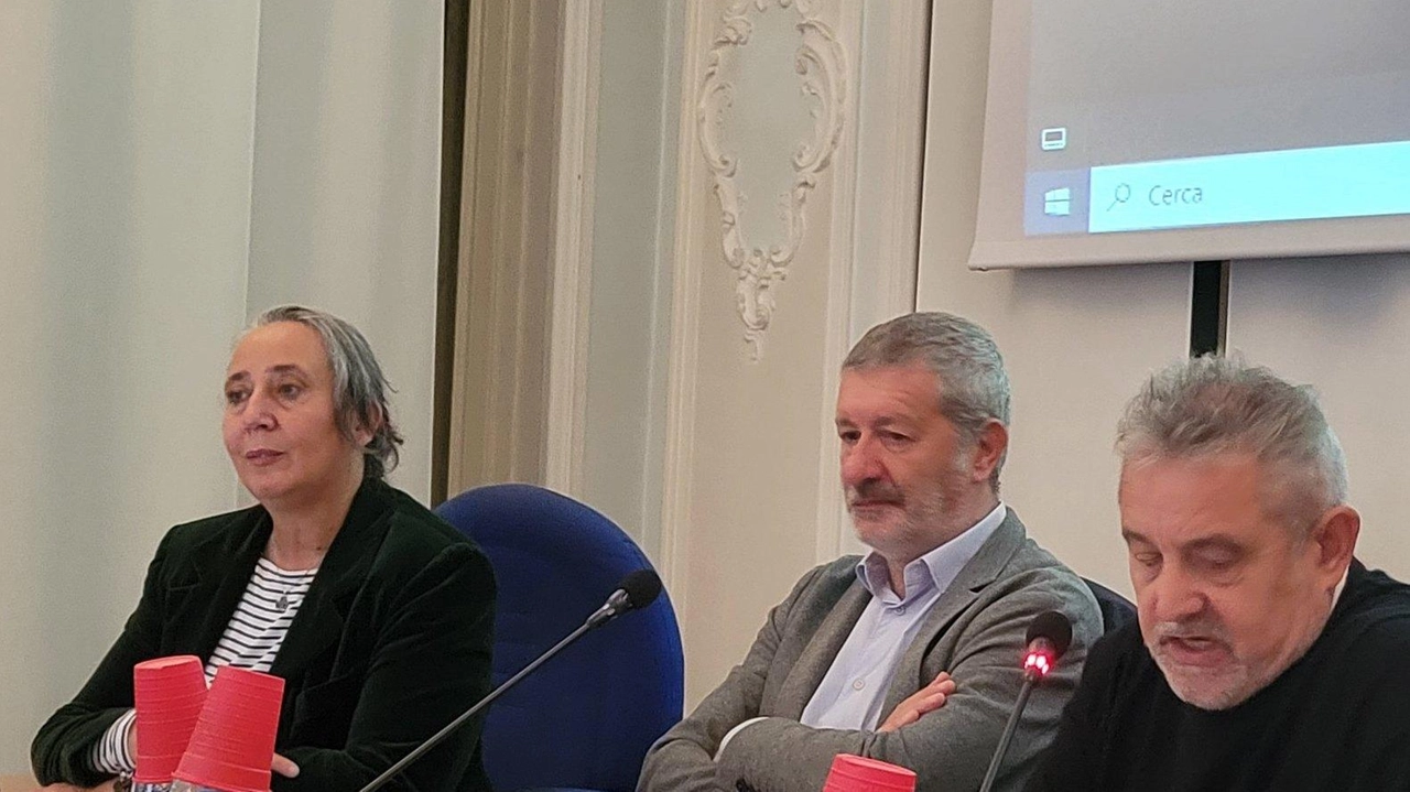 In primo piano il presidente della Provincia Marco Magrini alla presentazione dell’iniziativa promossa con Ufficio scolastico territoriale Università dell’Insubria e Arcigay In primo piano il presidente della Provincia Marco Magrini alla presentazione dell’iniziativa promossa con Ufficio scolastico territoriale Università dell’Insubria e Arcigay