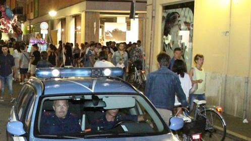 Lite al bar con pistola. L’arma contesa spara. Colpito un cliente Lite al bar con pistola. L’arma contesa spara. Colpito un cliente