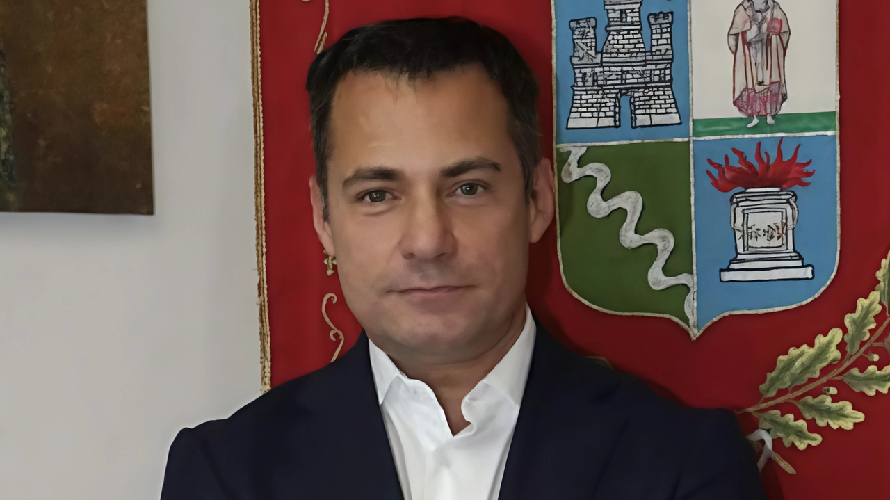 L’assessore al Commercio Marco Mastrandrea annuncia l’installazione di una nuova panchina attrezzata in largo Fiamme Gialle