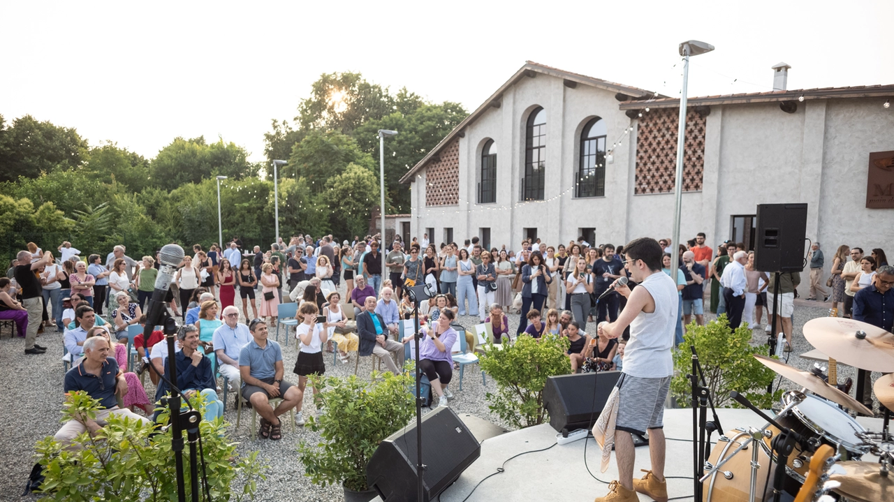 La festa per l'inaugurazione di Fattoria Pianeta Terra in via Corelli alla presenza di centinaia di persone La festa per l'inaugurazione di Fattoria Pianeta Terra in via Corelli alla presenza di centinaia di persone