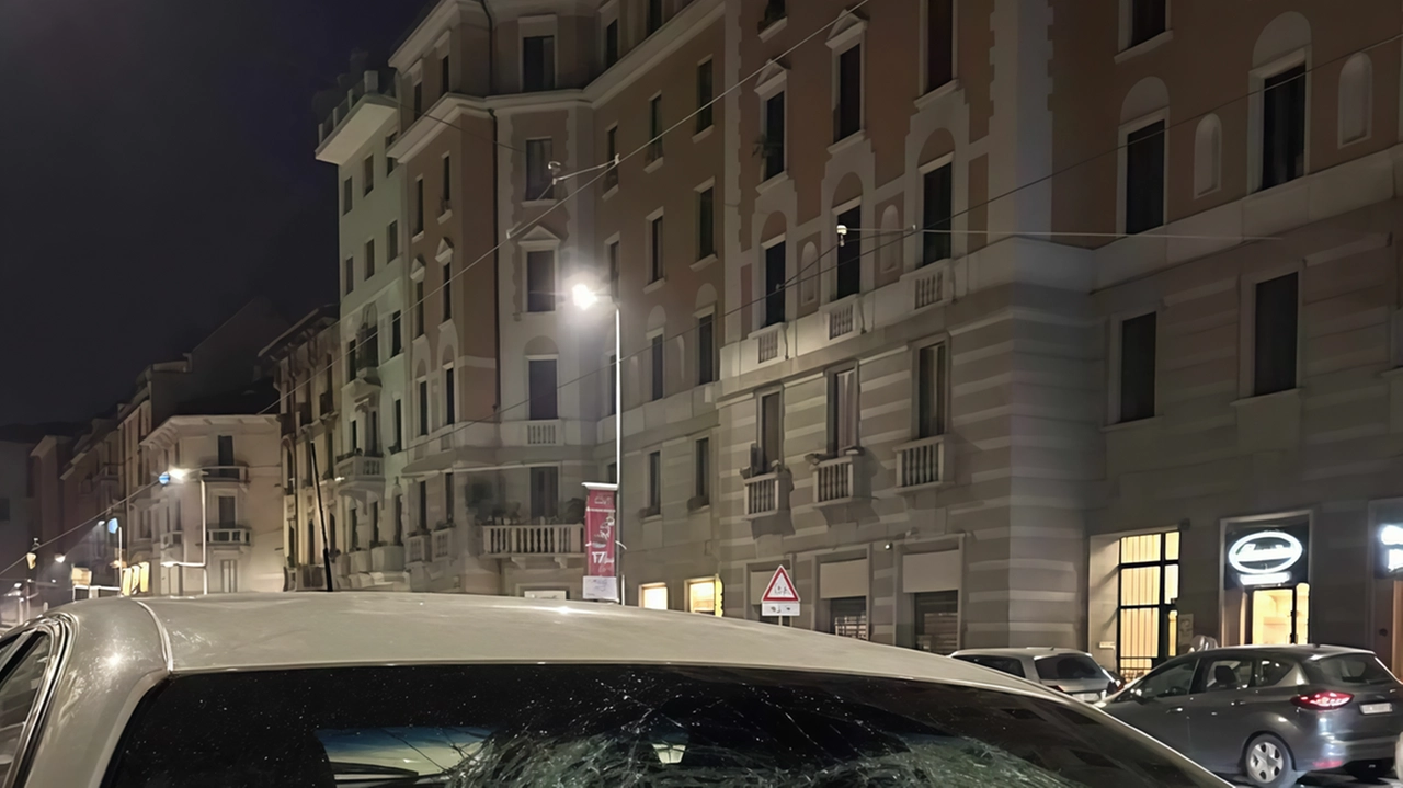 Ha preso a calci e pugni cinque auto parcheggiate lungo via Venini, a due passi da viale Monza, distruggendo in... Ha preso a calci e pugni cinque auto parcheggiate lungo via Venini, a due passi da viale Monza, distruggendo in...