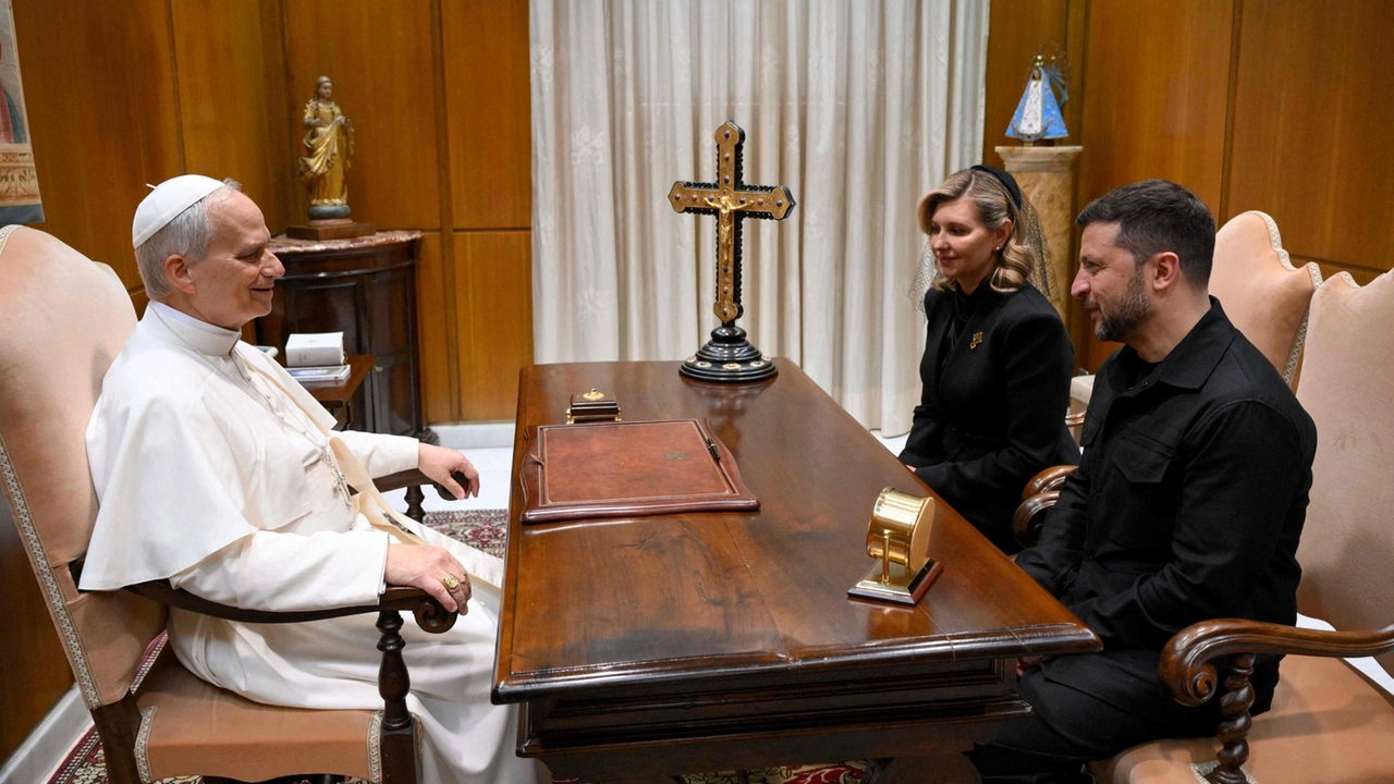 Ucraina, Zelensky ricevuto dal Papa: “Il Vaticano si offre per i negoziati diretti, siamo grati”