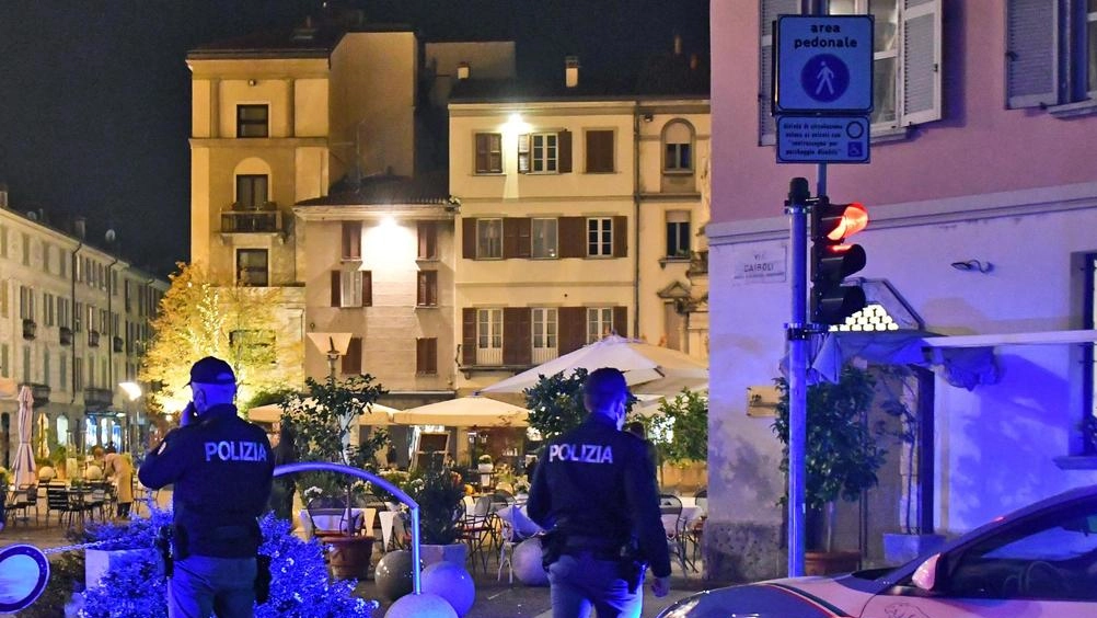 Ha importunato i passanti, sferrato pugni alle auto che passavano e commesso resistenza agli agenti intervenuti per i controlli. Un...