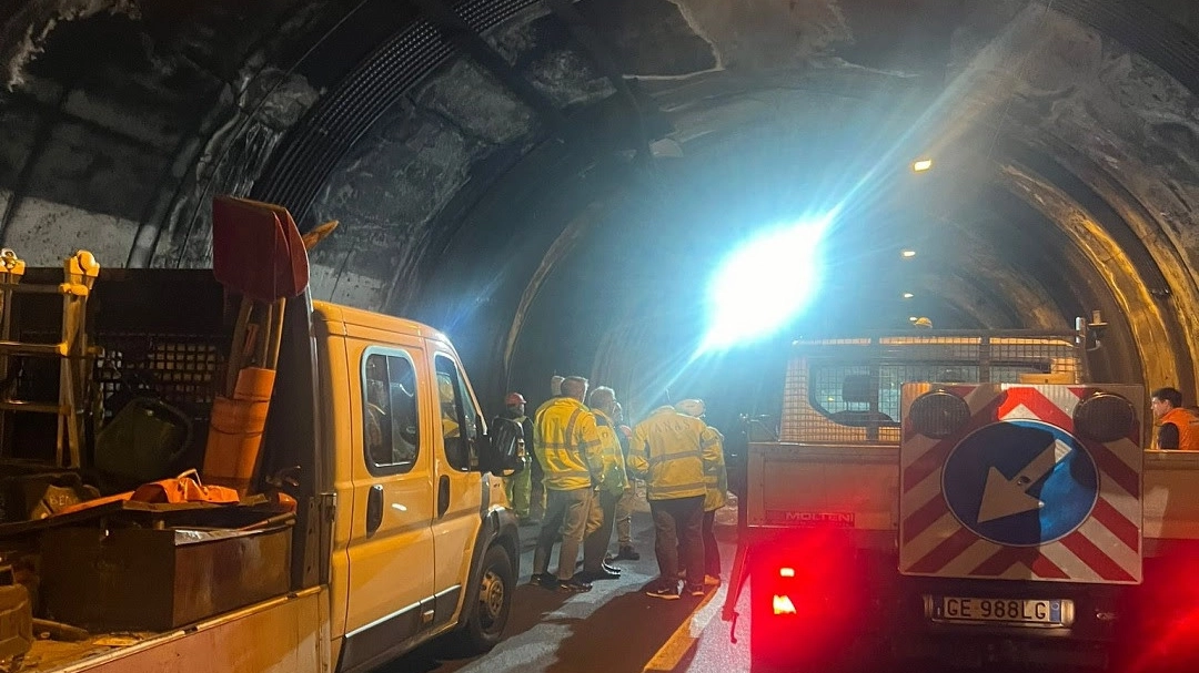 Il cantiere nella galleria della Super a Mandello dove si è verificato il crollo di materiale Il cantiere nella galleria della Super a Mandello dove si è verificato il crollo di materiale