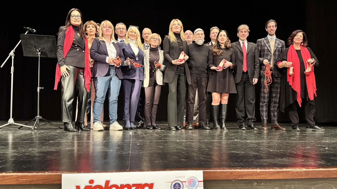 Sondrio, i rappresentanti delle forze dell’ordine in sala hanno offerto importanti spunti di riflessione. Tante le domande agli esperti. Toccanti i due momenti di teatro portati in scena dalla compagnia Cetec . Sondrio, i rappresentanti delle forze dell’ordine in sala hanno offerto importanti spunti di riflessione. Tante le domande agli esperti. Toccanti i due momenti di teatro portati in scena dalla compagnia Cetec .