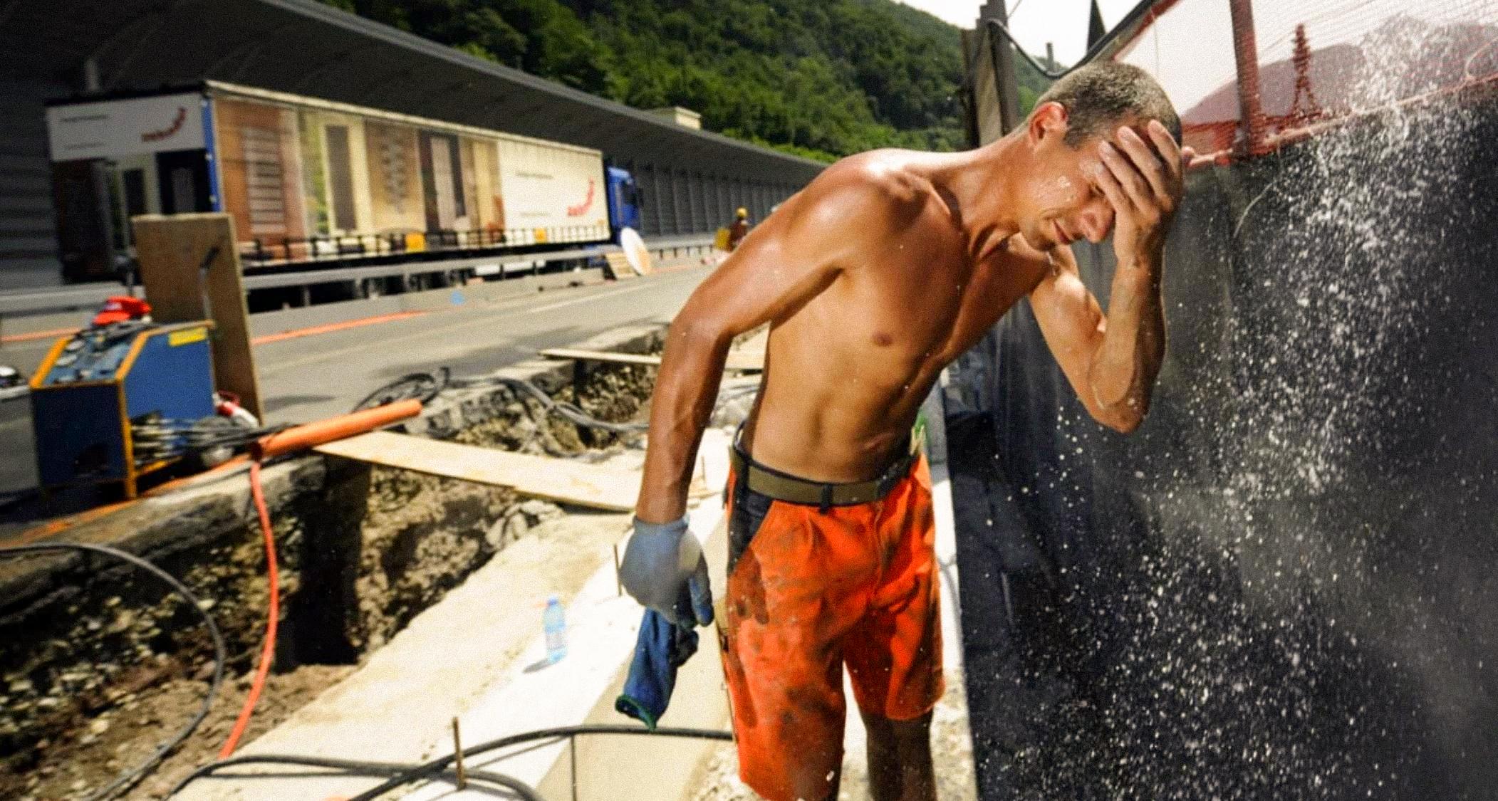 La Lombardia vieta di lavorare all’aperto nelle ore più calde: sintomi e rischi del collasso per temperature estreme La Lombardia vieta di lavorare all’aperto nelle ore più calde: sintomi e rischi del collasso per temperature estreme
