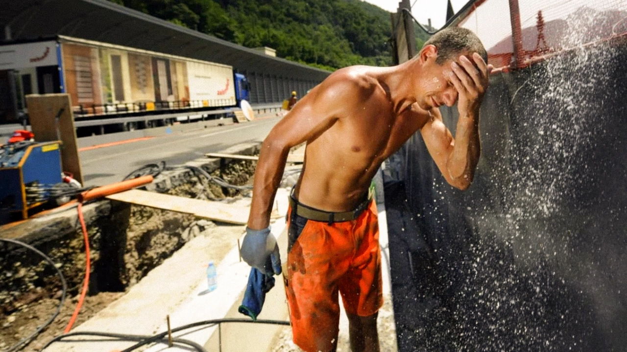 In situazioni di caldo estremo, disporre di acqua fresca nelle vicinanze del posto di lavoro è fondamentale, con la raccomandazione di bere almeno mezzo litro ogni ora In situazioni di caldo estremo, disporre di acqua fresca nelle vicinanze del posto di lavoro è fondamentale, con la raccomandazione di bere almeno mezzo litro ogni ora
