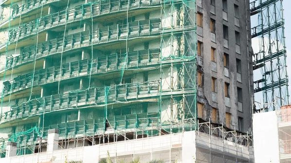 La Torre dei Moro a Milano, distrutta da un incendio nel 2021, rinasce come Torre Seta con una cerimonia per la posa della prima pietra. Il progetto di ristrutturazione, firmato dall'architetto Marco Piva, prevede balconate al posto delle vecchie "vele" per un nuovo look estetico. La Torre dei Moro a Milano, distrutta da un incendio nel 2021, rinasce come Torre Seta con una cerimonia per la posa della prima pietra. Il progetto di ristrutturazione, firmato dall'architetto Marco Piva, prevede balconate al posto delle vecchie "vele" per un nuovo look estetico.