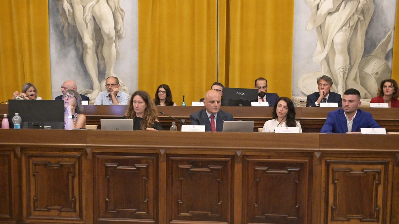 I banchi della giunta Lissia nel parlamentino pavese I banchi della giunta Lissia nel parlamentino pavese