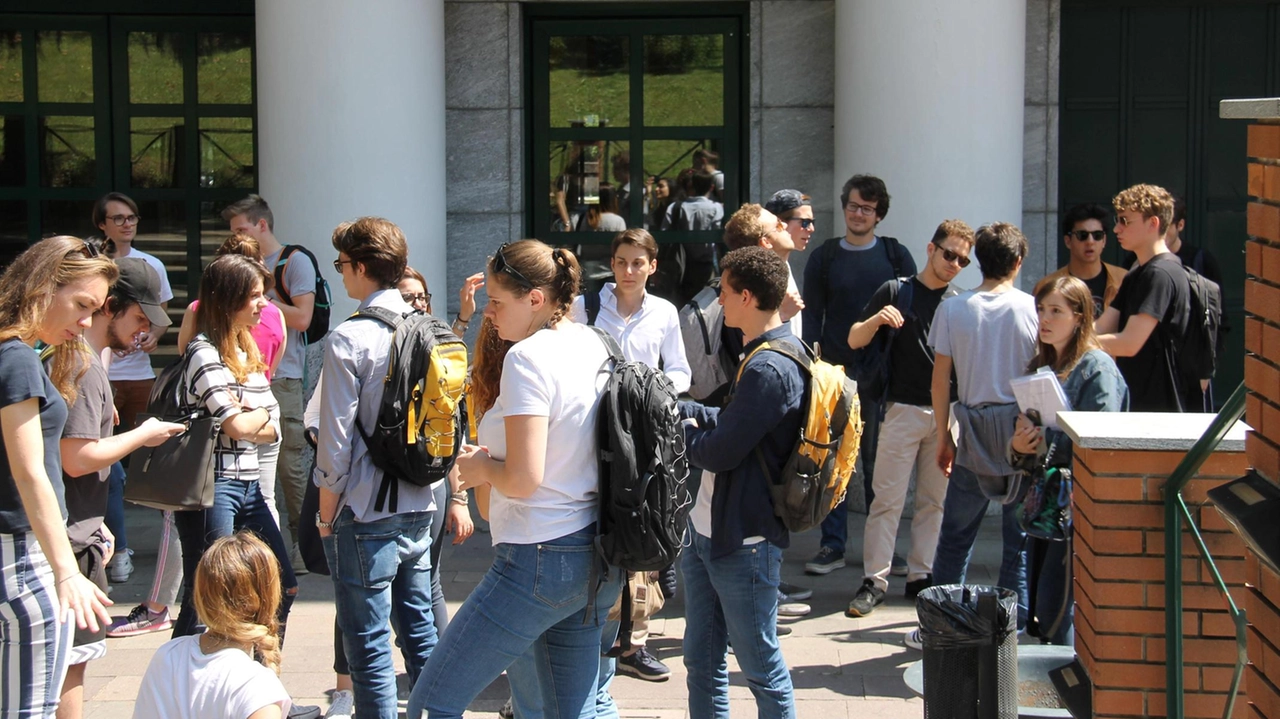 L’Università resta aperta in agosto con la segreteria e l’orientamento A settembre invece partiranno i “percorsi di avvicinamento“ L’Università resta aperta in agosto con la segreteria e l’orientamento A settembre invece partiranno i “percorsi di avvicinamento“