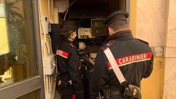 Rilievi dei carabinieri a uno dei tanti bancomat fatti saltare in provincia A creare problemi soprattutto i danni causati agli immobili Rilievi dei carabinieri a uno dei tanti bancomat fatti saltare in provincia A creare problemi soprattutto i danni causati agli immobili