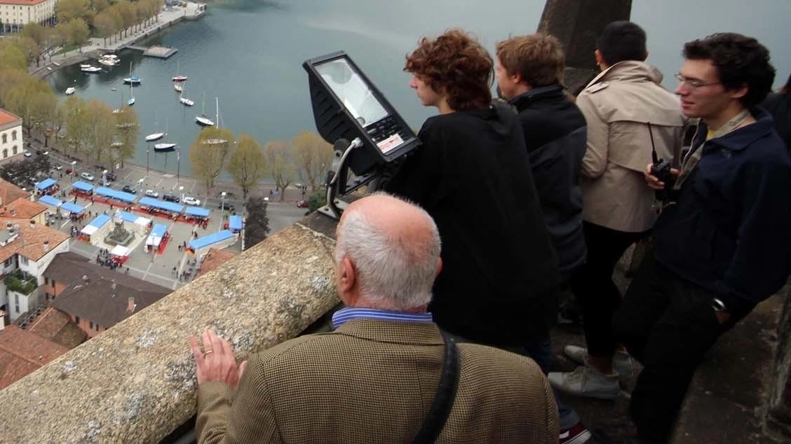 Salita in cima al campanile di Lecco con concerto annesso. Non di campanari, ma di due giovani violoncellisti di fama.... Salita in cima al campanile di Lecco con concerto annesso. Non di campanari, ma di due giovani violoncellisti di fama....
