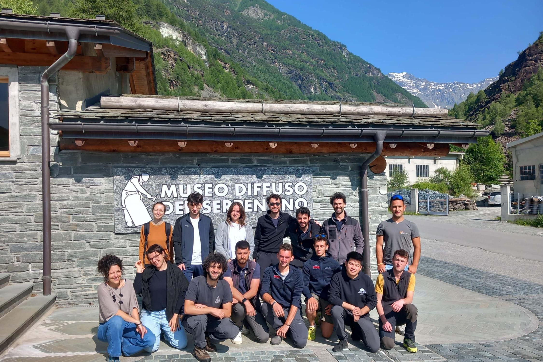 La valle della pietra ollare si fa conoscere. Giovani creativi in visita nelle cave La valle della pietra ollare si fa conoscere. Giovani creativi in visita nelle cave