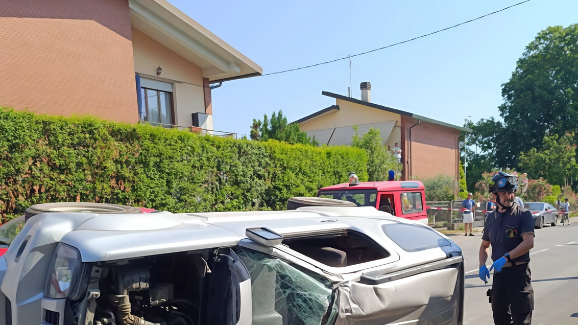 Scontro a un incrocio e tir fuoristrada. Due incidenti hanno caratterizzato la mattinata di ieri con mobilitazione dell’ elisoccorso...