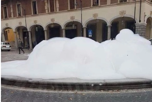 Nel 2017 la fontana era stata riempita di schiuma