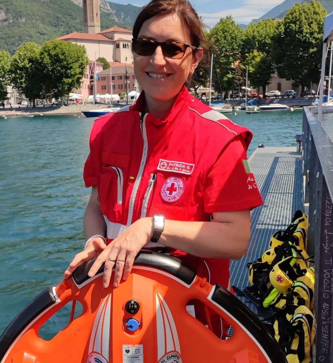 La missione di Patrizia Gobbi, l’angelo del Lario che ha perso suo figlio nel lago di Como: “Mai più morti annegati, servono bagnini e regole”