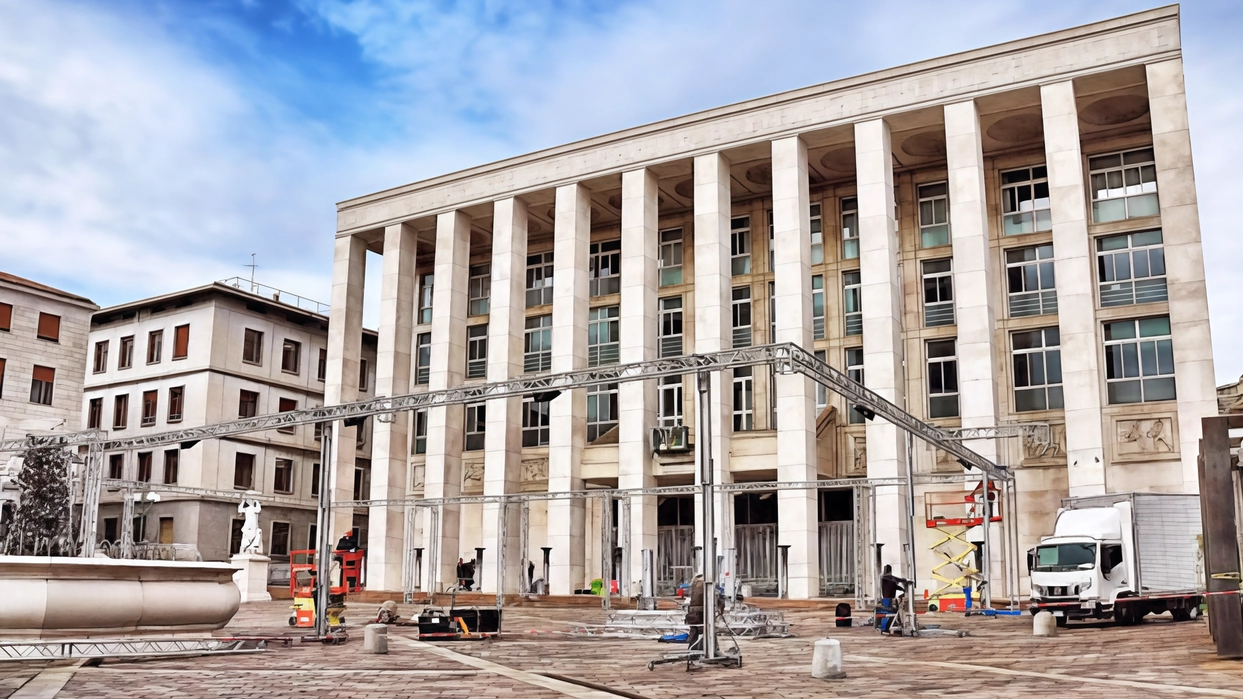 Il Palazzo della Libertà a Bergamo sarà sottoposto a un restyling che coinvolgerà l'ingresso, il foyer e l'auditorium. I lavori, finanziati da Fondazione Cariplo e dal Comune, inizieranno a settembre, ma le infiltrazioni d'acqua dal tetto rappresentano ancora un problema da risolvere. Il Palazzo della Libertà a Bergamo sarà sottoposto a un restyling che coinvolgerà l'ingresso, il foyer e l'auditorium. I lavori, finanziati da Fondazione Cariplo e dal Comune, inizieranno a settembre, ma le infiltrazioni d'acqua dal tetto rappresentano ancora un problema da risolvere.