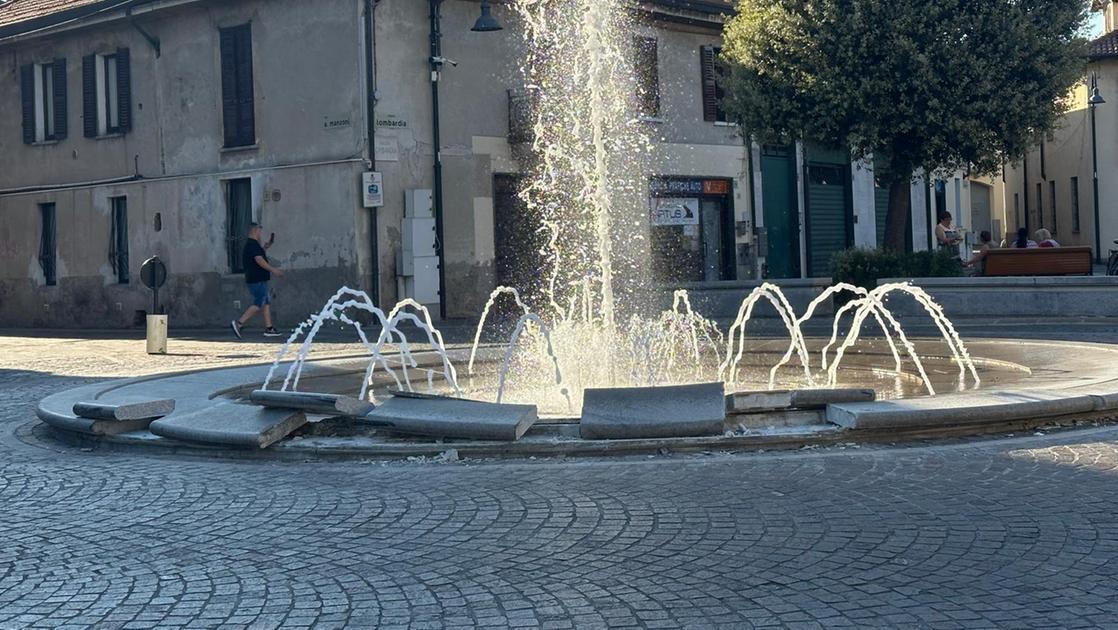 Busto Garolfo, camion fa manovra e abbatte la fontana di piazza Lombardia