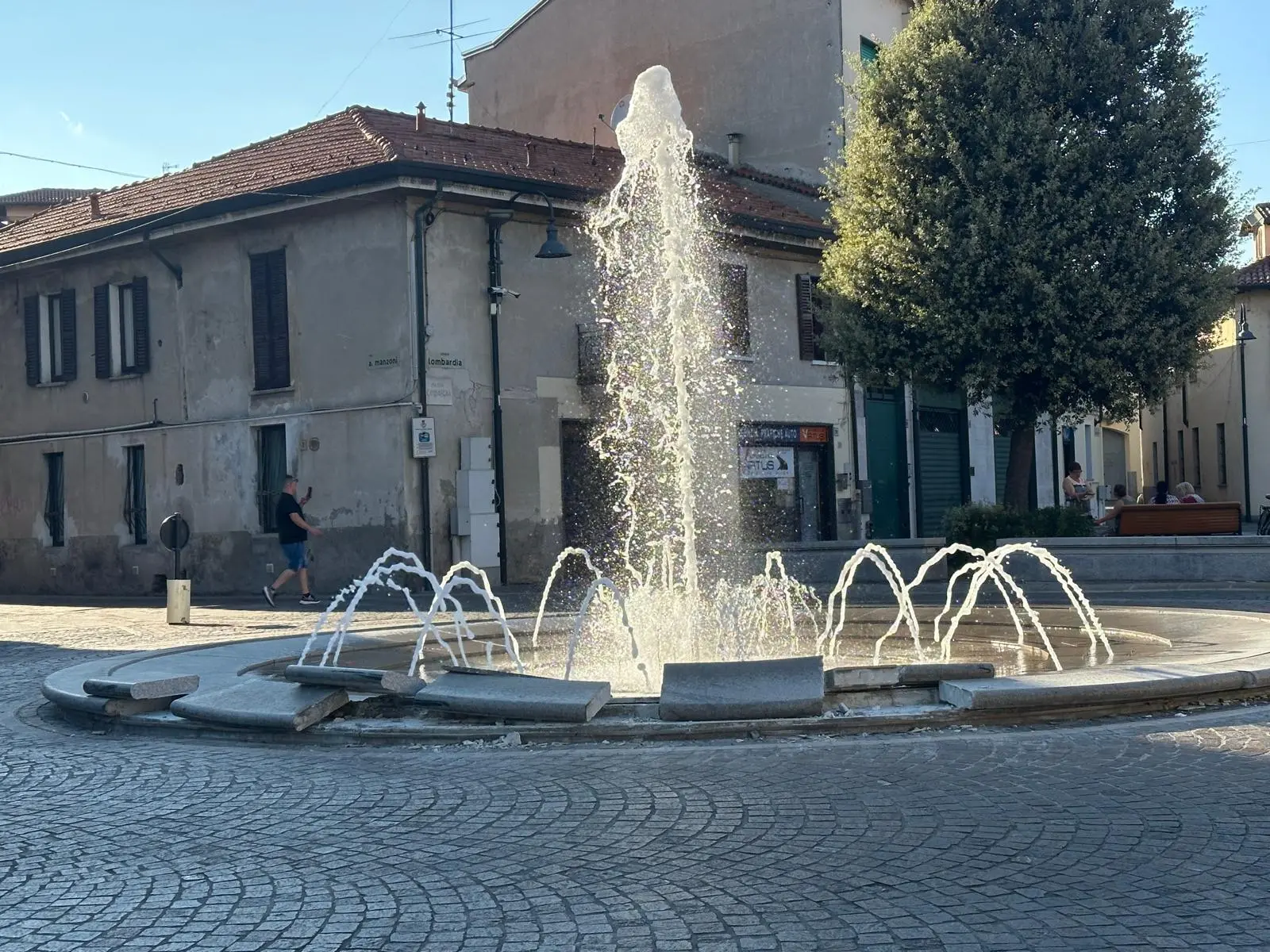 Busto Garolfo, camion fa manovra e abbatte la fontana di piazza Lombardia