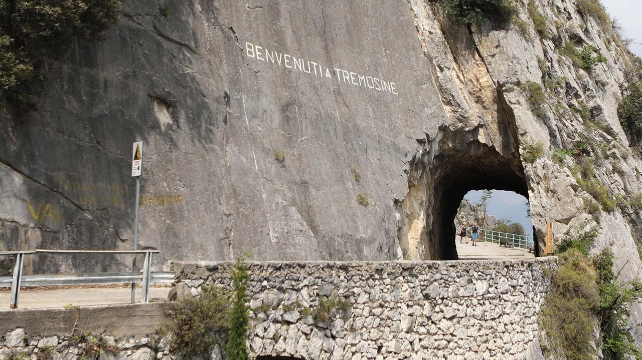 Atto di sabotaggio lungo la Strada della Forra di Tremosine