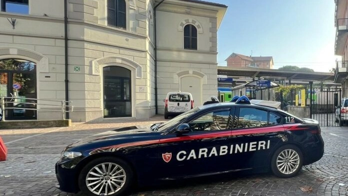 I carabinieri di Monza davanti alla stazione di Seveso (foto carabinieri Monza) I carabinieri di Monza davanti alla stazione di Seveso (foto carabinieri Monza)