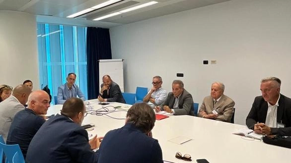 Un momento dell’incontro di ieri in Regione Al momento la cantina sta completando la pigiatura delle uve bianche Un momento dell’incontro di ieri in Regione Al momento la cantina sta completando la pigiatura delle uve bianche