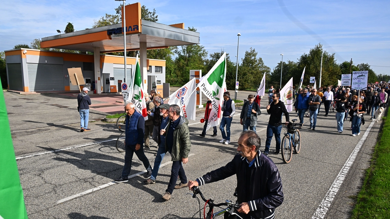 Una delle manifestazioni di protesta organizzate dalle associazioni ambientaliste Una delle manifestazioni di protesta organizzate dalle associazioni ambientaliste