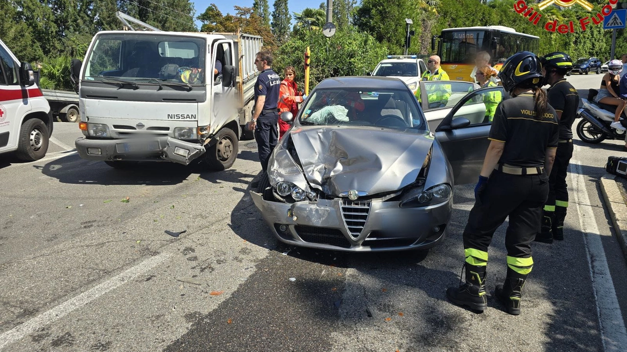 L'auto su cui viaggiavano le due donne di 80 e 89 anni e il furgone coinvolti nello schianto di Luino L'auto su cui viaggiavano le due donne di 80 e 89 anni e il furgone coinvolti nello schianto di Luino