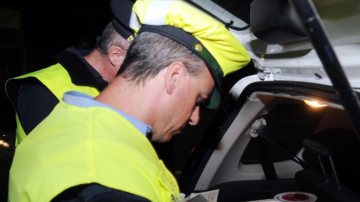 A Lecco, durante i controlli notturni, il 10% degli automobilisti non rispetta il codice della strada. La Polizia locale ha multato 54 persone e sequestrato un veicolo, con due conducenti positivi all'alcoltest. I controlli fanno parte del progetto regionale Smart sulla sicurezza urbana, coinvolgendo 89 agenti di diverse località. A Lecco, durante i controlli notturni, il 10% degli automobilisti non rispetta il codice della strada. La Polizia locale ha multato 54 persone e sequestrato un veicolo, con due conducenti positivi all'alcoltest. I controlli fanno parte del progetto regionale Smart sulla sicurezza urbana, coinvolgendo 89 agenti di diverse località.