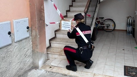 I carabinieri sequestrano l'abitazione dell'uomo dove sono state trovate macchie di sangue I carabinieri sequestrano l'abitazione dell'uomo dove sono state trovate macchie di sangue