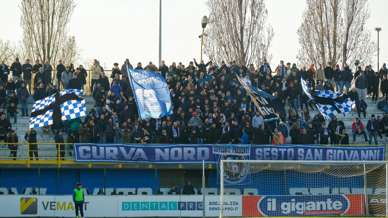 Gli spalti dello stadio Breda di Sesto, teatro del grave infortunio di ieri pomeriggio Gli spalti dello stadio Breda di Sesto, teatro del grave infortunio di ieri pomeriggio