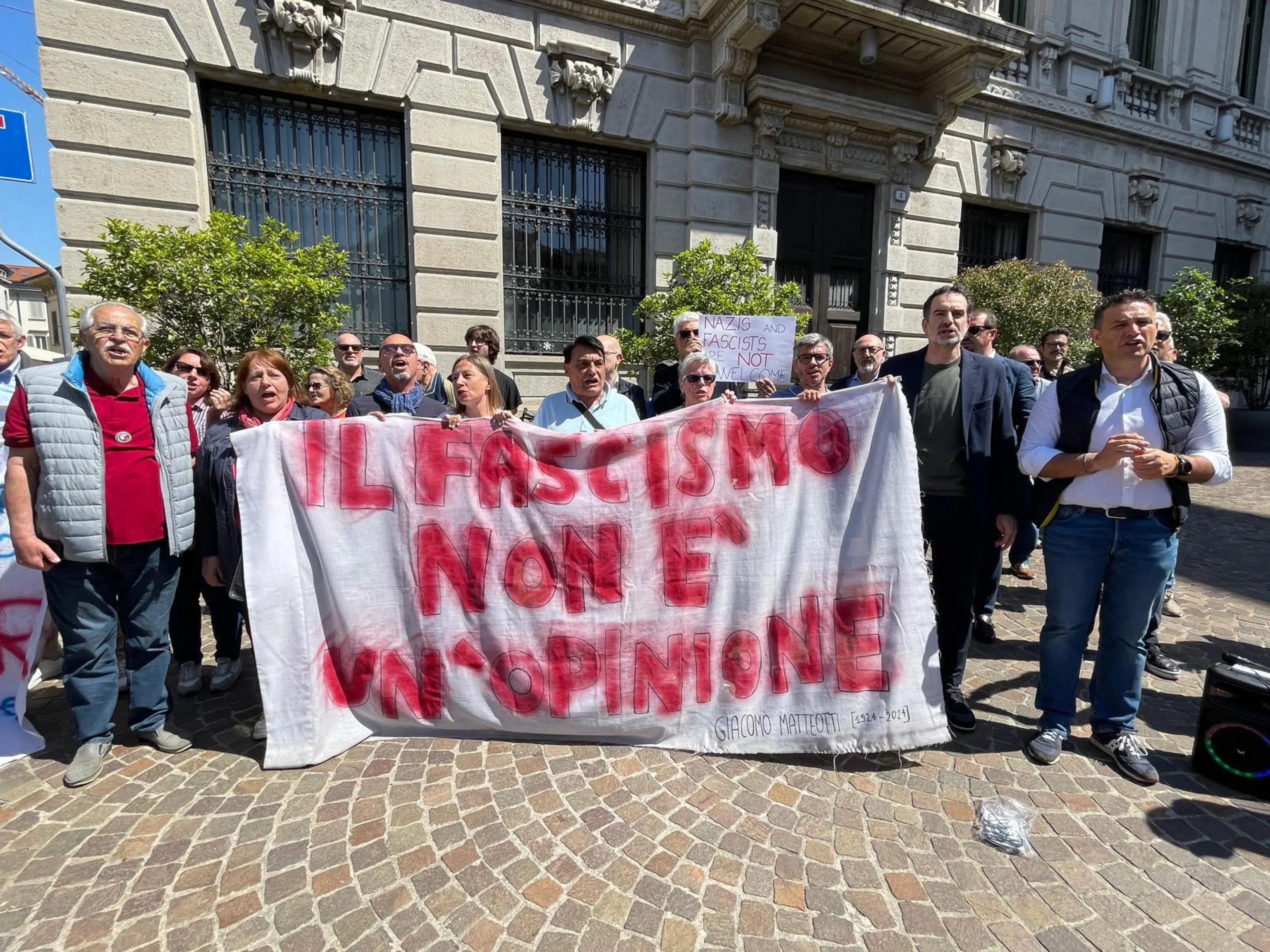 Remigration summit, a Gallarate il raduno dell’estrema destra: attesi politici italiani, il saluto di Vannacci
