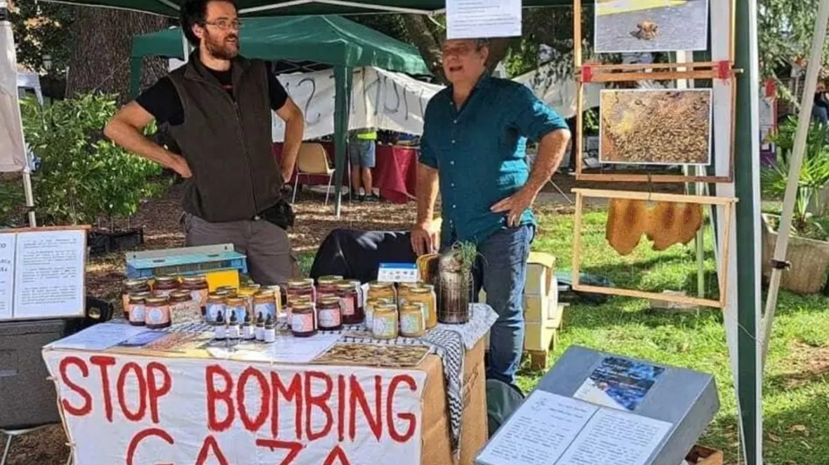 Marco Borella (a sinistra) lavora come educatore ma per hobby vende miele