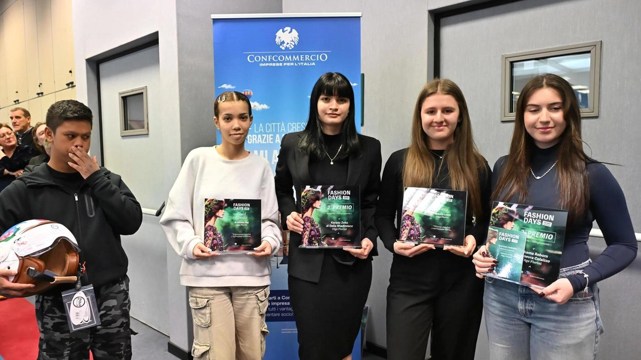 Alcuni dei ragazzi premiati presso la sede di Ascom Il concorso riservato alle scuole ha aperto la prima edizione dei Fashion Days Alcuni dei ragazzi premiati presso la sede di Ascom Il concorso riservato alle scuole ha aperto la prima edizione dei Fashion Days