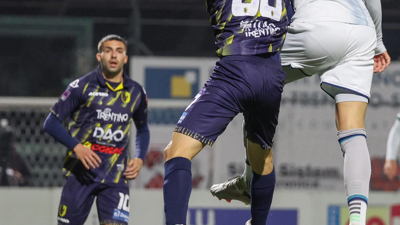 Alessandro Pilati (FeralpiSalò) sovrasta Riccardo Fini (Trento) e segna al Briamasco Alessandro Pilati (FeralpiSalò) sovrasta Riccardo Fini (Trento) e segna al Briamasco