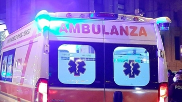 Provoca un incidente, convinto di aver ucciso due persone si getta nel vuoto: gravissimo ragazzo