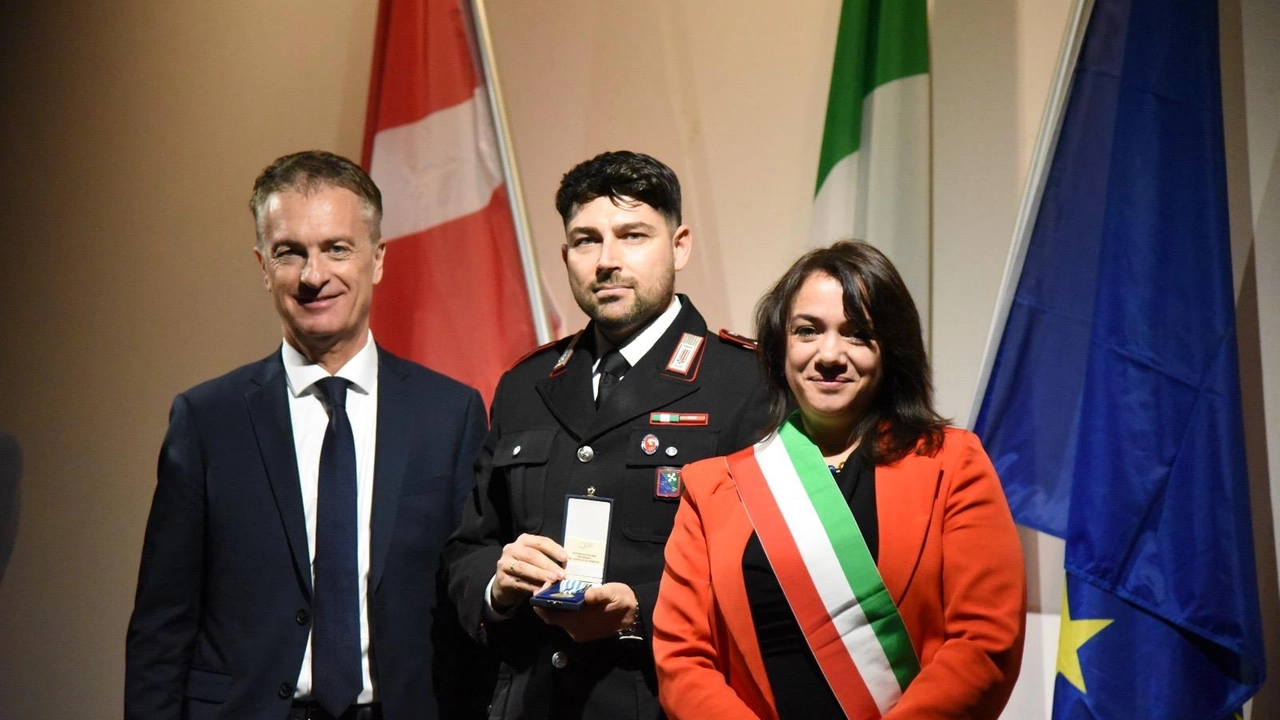 Il carabiniere Pasquale De Simone con il Prefetto Corrado Conforto Galli Il carabiniere Pasquale De Simone con il Prefetto Corrado Conforto Galli