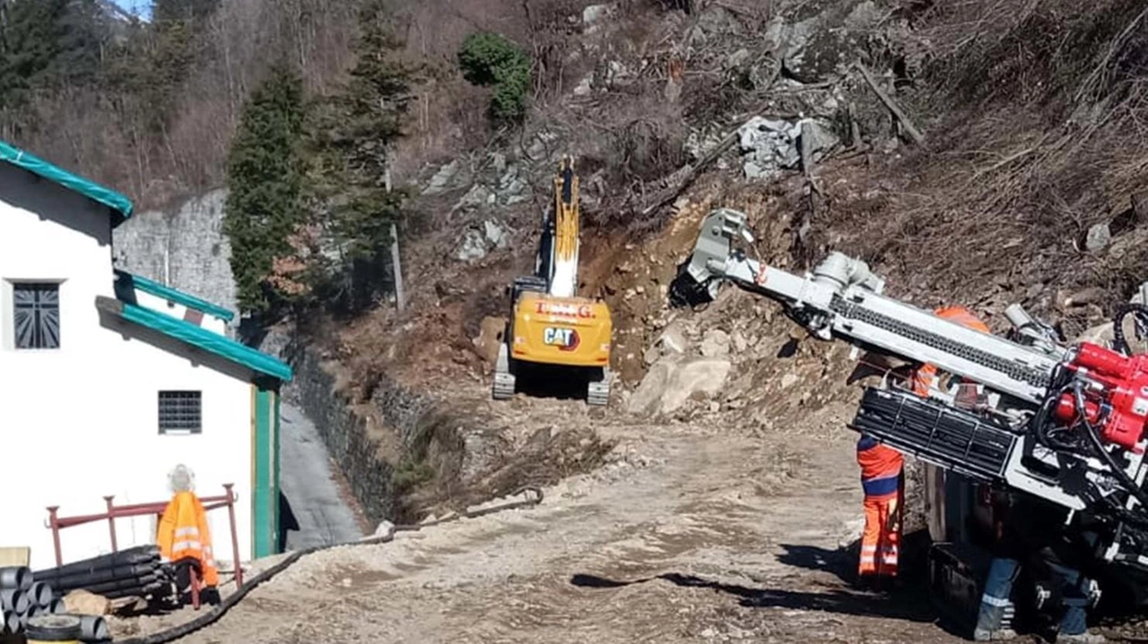 I mezzi di cantieri nell’area esterna al santuario che è stata messa in sicurezza dopo la frana che fortunatamente non distrusse l’antico luogo di culto I mezzi di cantieri nell’area esterna al santuario che è stata messa in sicurezza dopo la frana che fortunatamente non distrusse l’antico luogo di culto