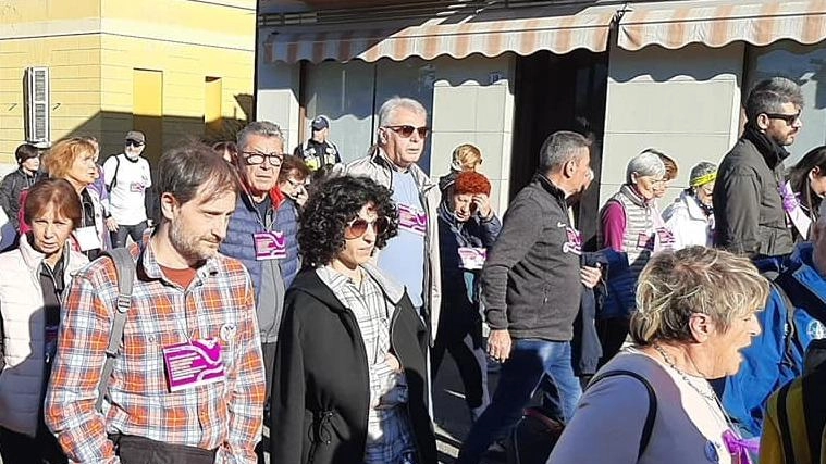 Ogni autunno per finanziarsi la Rete Viola organizza una camminata di solidarietà cui partecipano centinaia di persone Ogni autunno per finanziarsi la Rete Viola organizza una camminata di solidarietà cui partecipano centinaia di persone